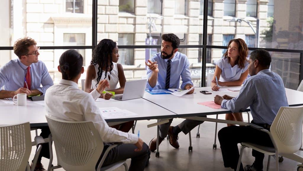 Reunião entre pessoas em um escritório para discutir a ISO 9000