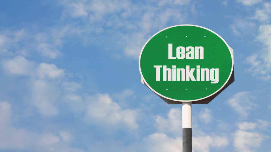 Uma placa com a escrita 'lean thinking' e o céu azul ao fundo.