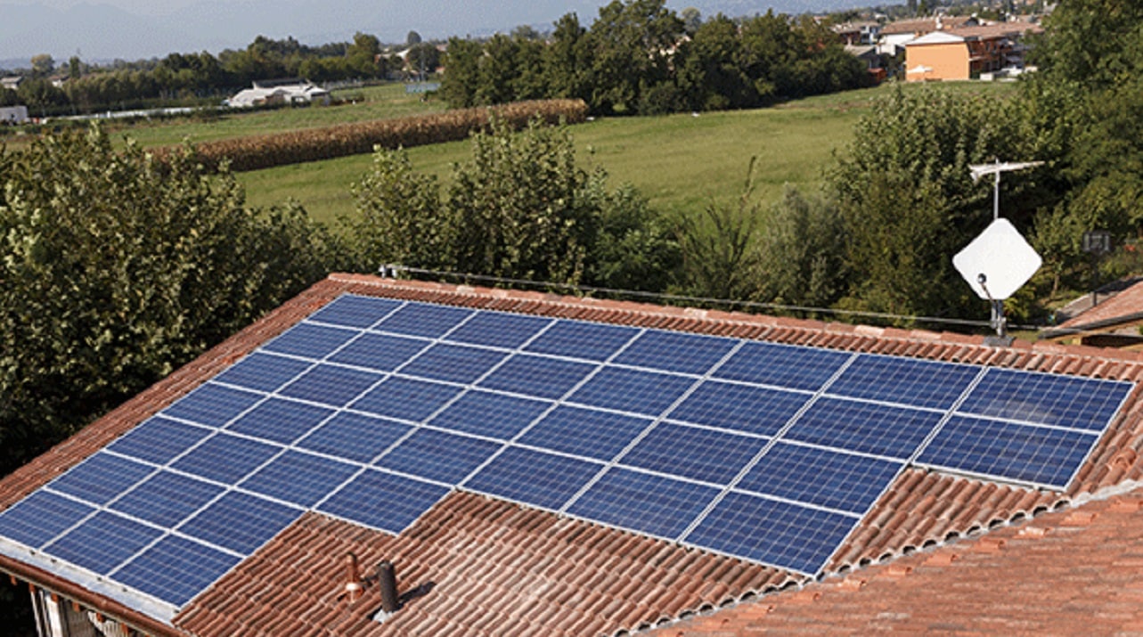 Imagem de um telhado captando energia solar