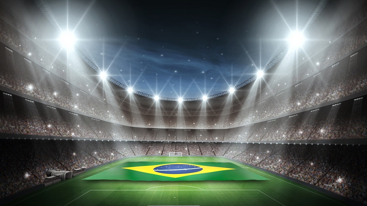 estádio de futebol lotado com bandeira do brasil ao centro