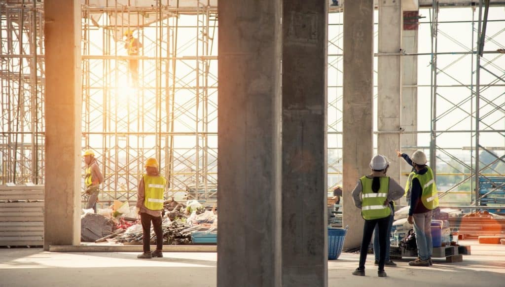 trabalhadores trabalhando na construção de um prédio