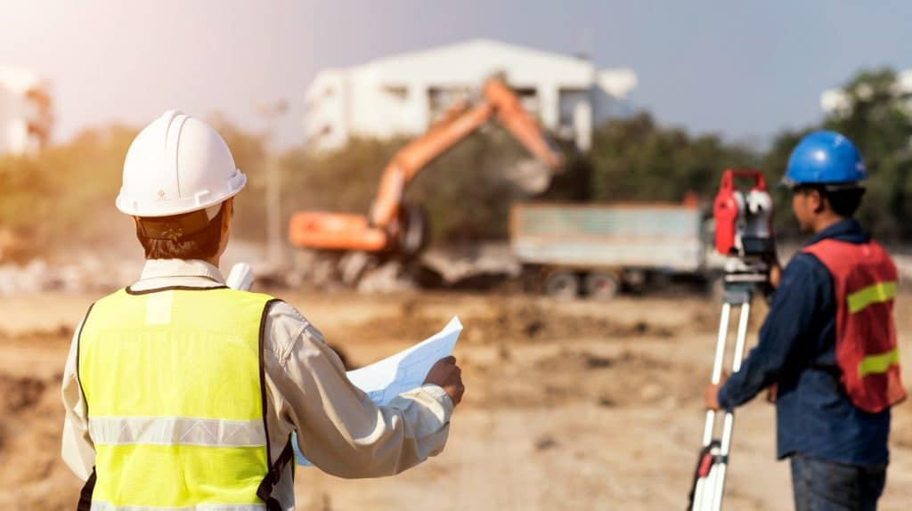 engenheiro e topografo em canteiro de obras