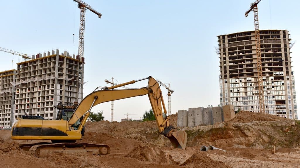 escavadeira em um canteiro de obras