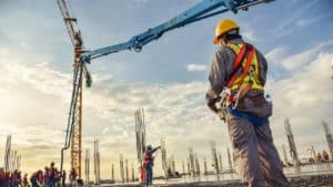 homens trabalhando em um canteiro de obras