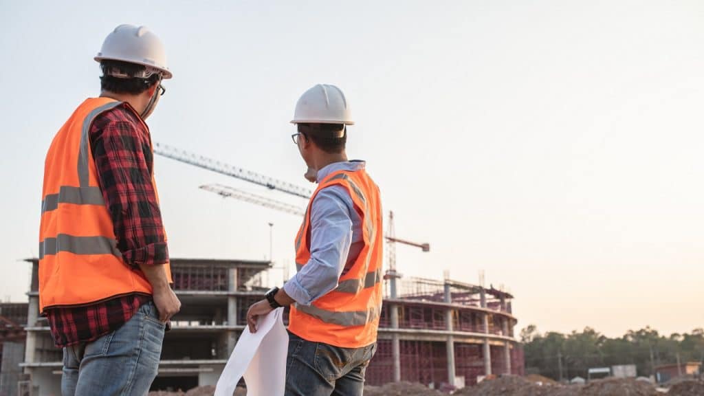 trabalhadores planejando a obra